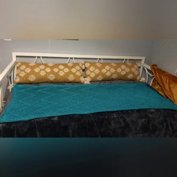 Hand Knit Thick Chevron Bed Runner in Bluebird Blue 26x64in. NEW - Picture 2 of 15